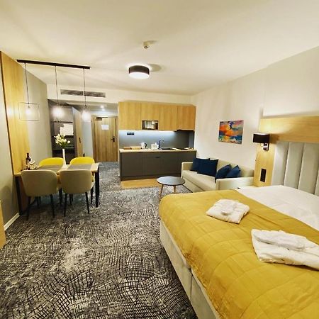 Luxapartmanbesenova Hotel Akvamarin エクステリア 写真